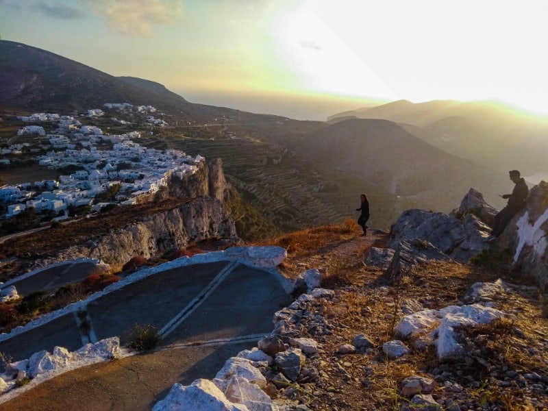 How to Travel with Friends When You're Used to Going Solo 3 Watchinf a sunset while travelling with friends is special