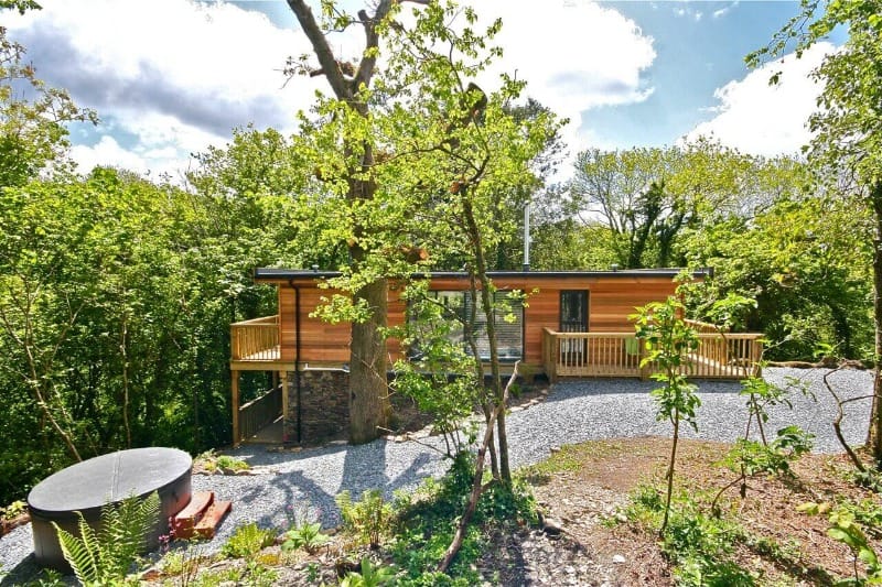 10 Sustainable Secluded Places to Stay in the UK 9 Sunridge Treehouse is one of the best luxury secluded places to stay in England because it has a hot tub and home cinema!